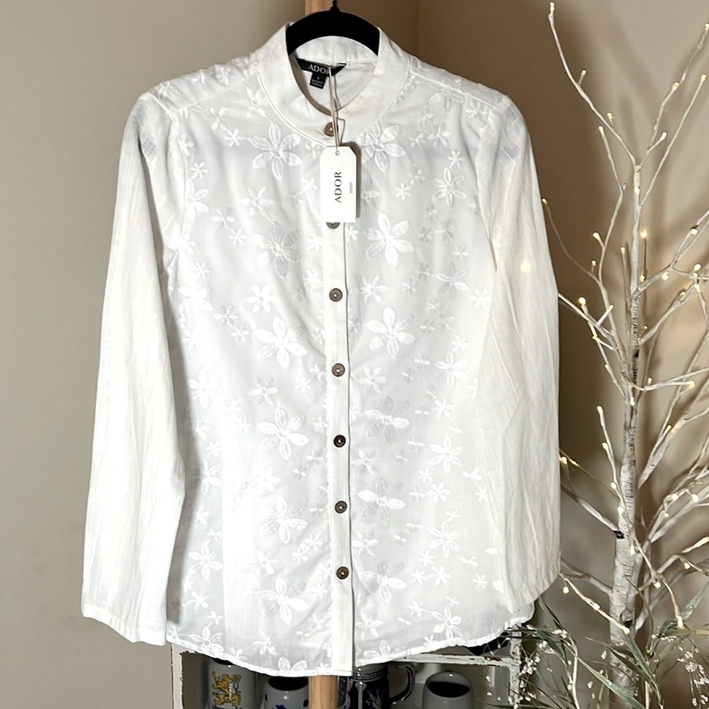 💙NWT ADOR S Beautiful white embroidered button-down tunic Peter Pan collar.Lined